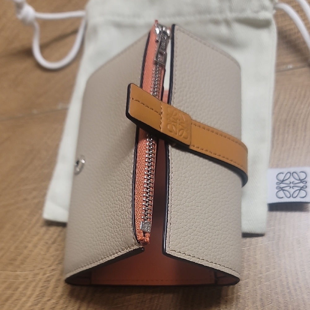 Loewe Small Vertical Wallet In Soft Grained Leather Light Oat/Honey - Picture 8 of 16